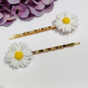 2 Pcs White daisy hair clip. Daisy Bobbin pins.